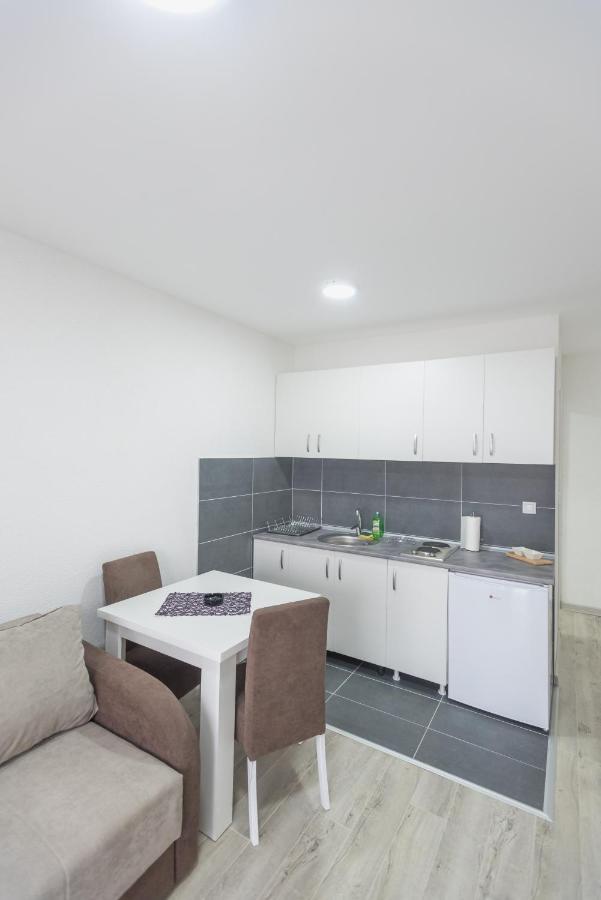 Apartmani Centar ロズニツァ エクステリア 写真