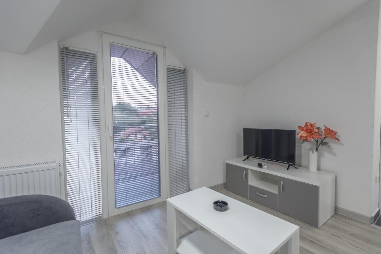 Apartmani Centar ロズニツァ エクステリア 写真