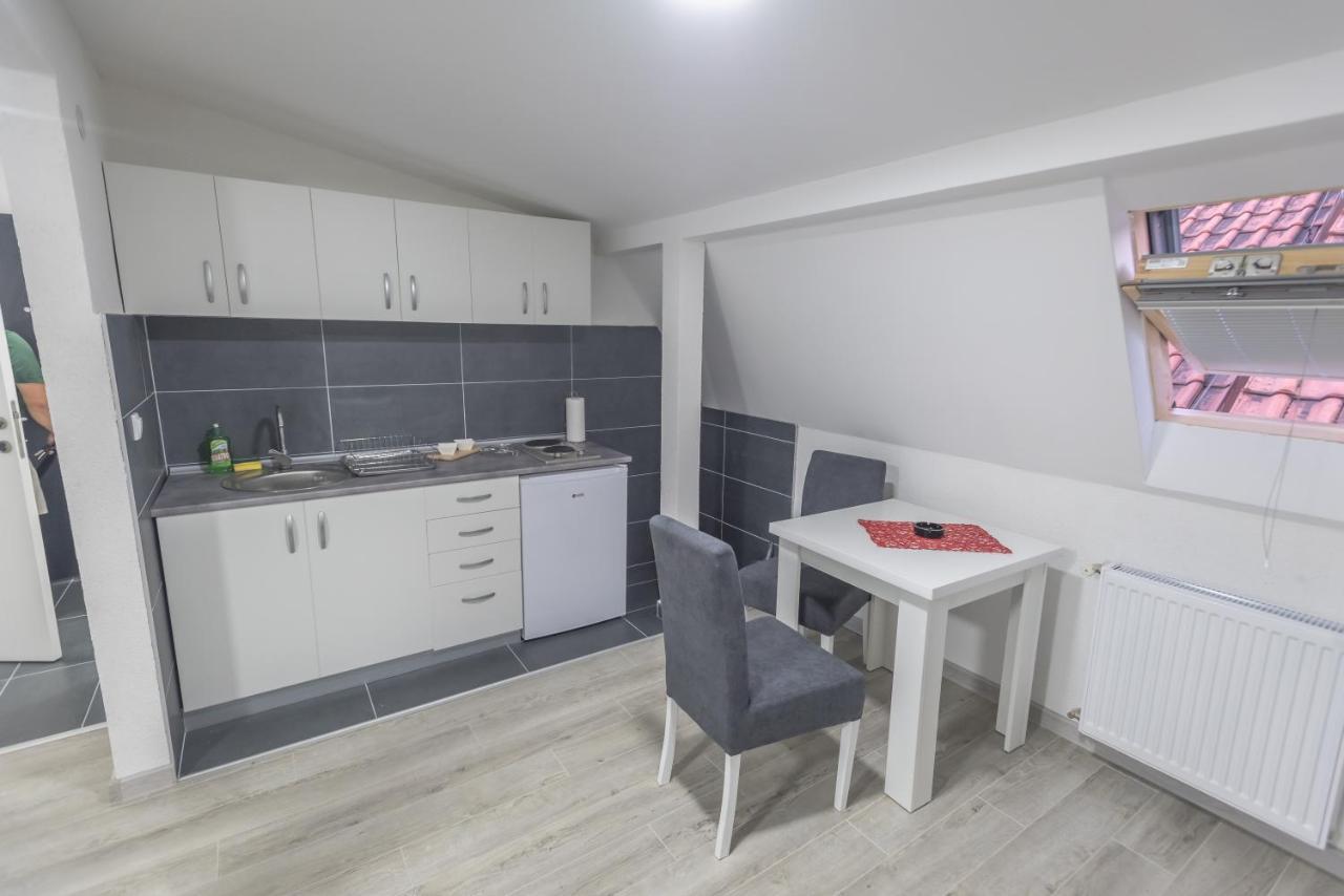Apartmani Centar ロズニツァ エクステリア 写真