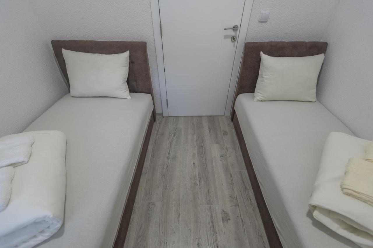 Apartmani Centar ロズニツァ エクステリア 写真